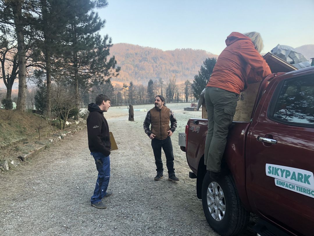 Nach zehn Stunden Fahrt kommt das Helferteam aus der Schweiz im Zoo Park an.